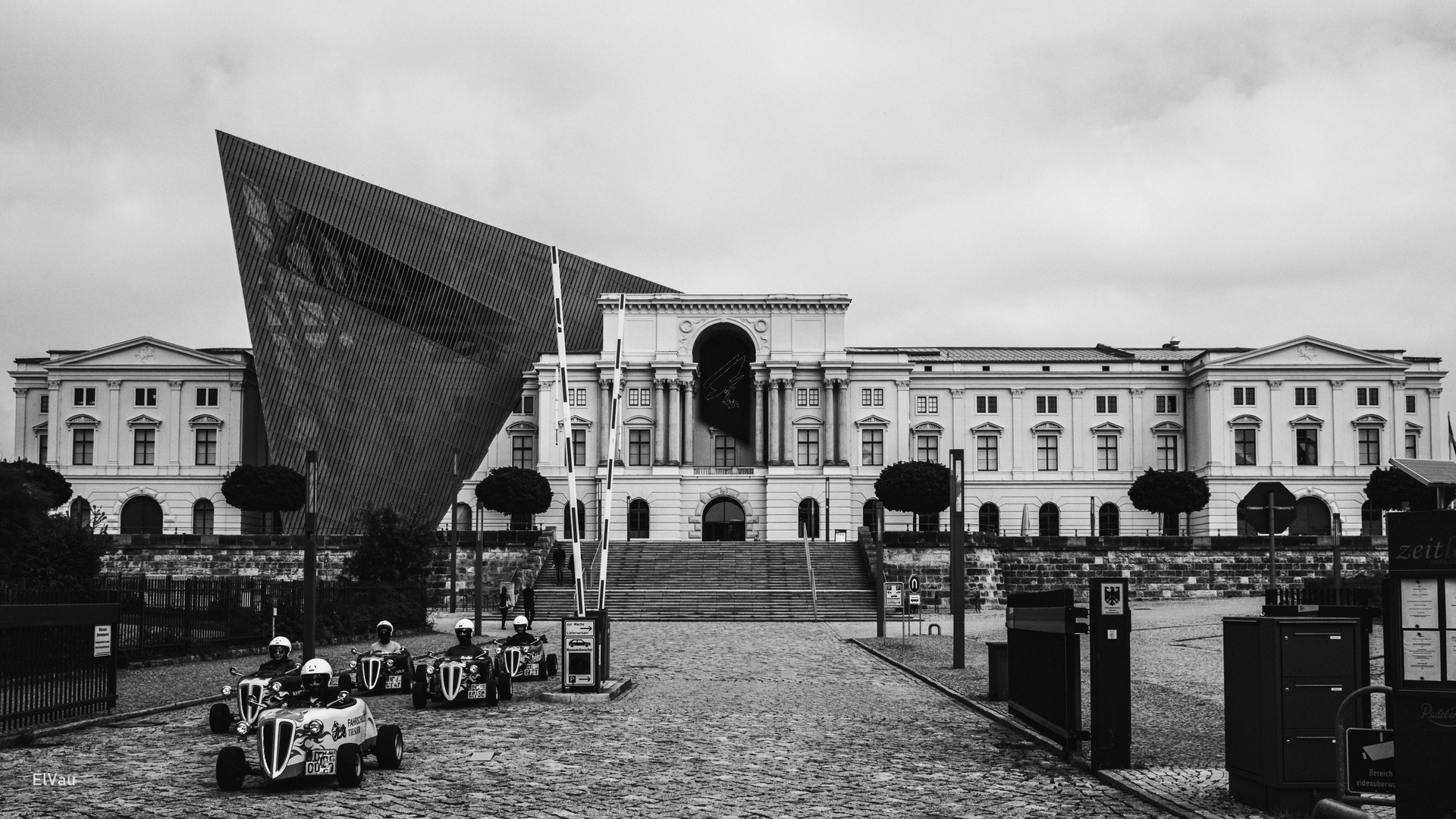 Kleine Autos vor dem Museum