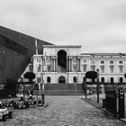 Kleine Autos vor dem Museum