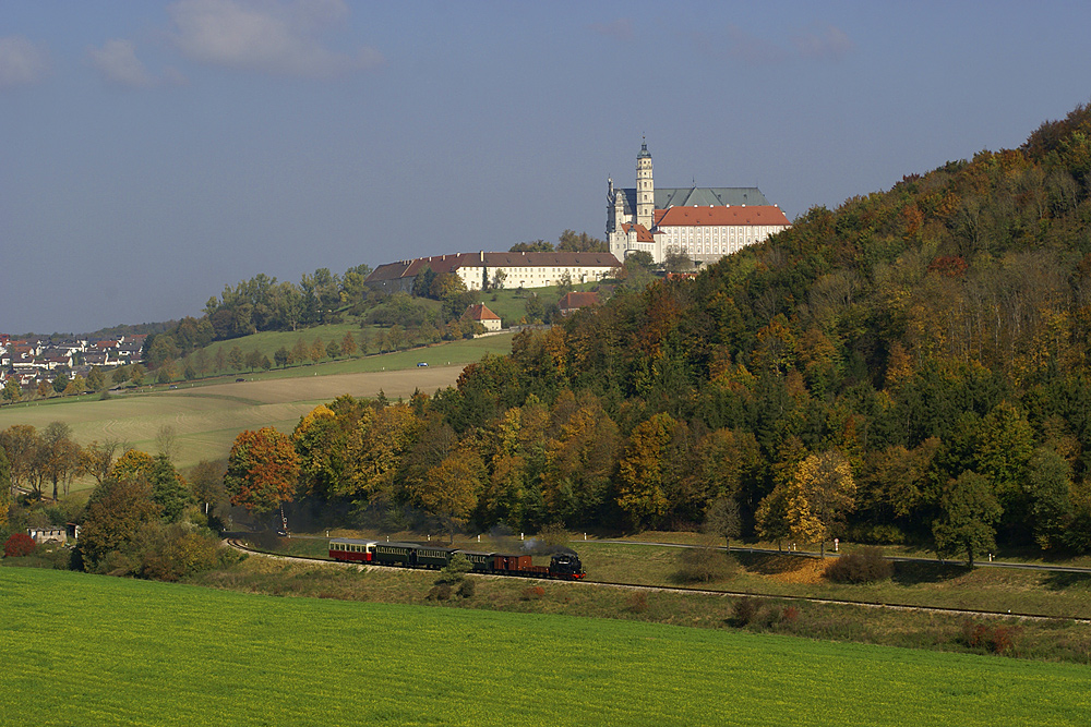 Kleine Bahn unterm großen Kloster