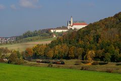 Kleine Bahn unterm großen Kloster