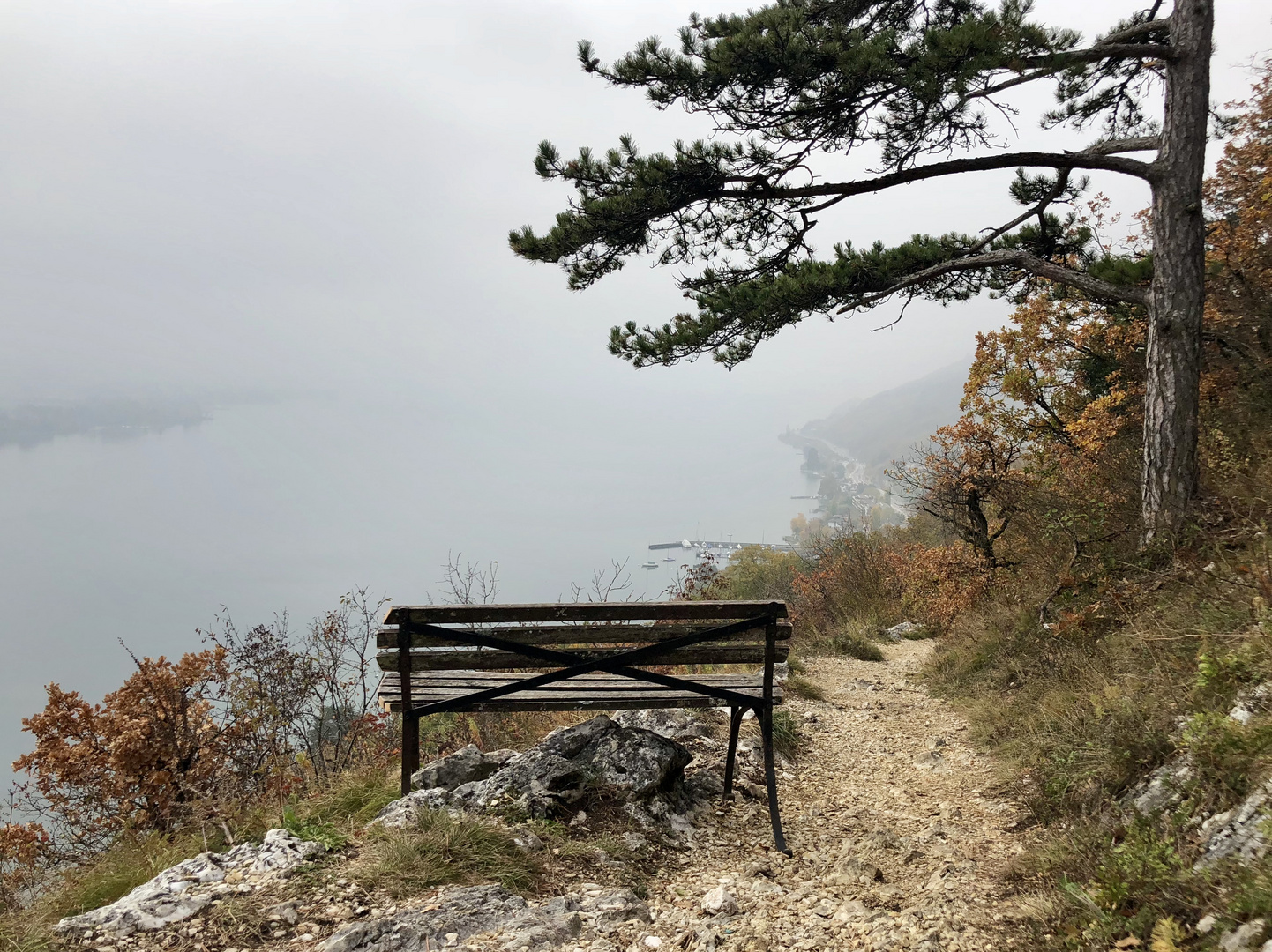 Kleine Bank über dem See 