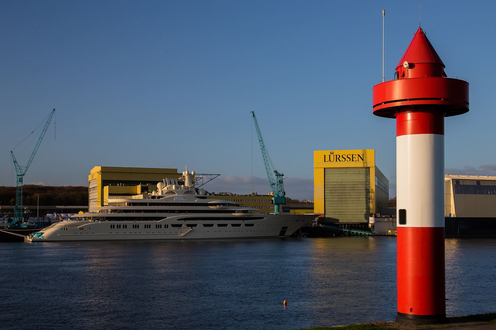 kleine barkasse an der ausrüstpier