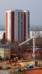 kleine Baustelle vor großem Haus