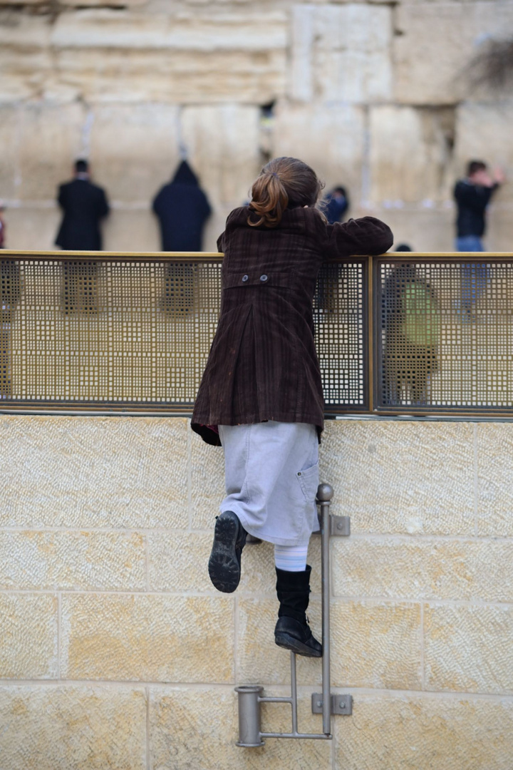 Kleine Beobachterin an der Klagemauer (Jerusalem)