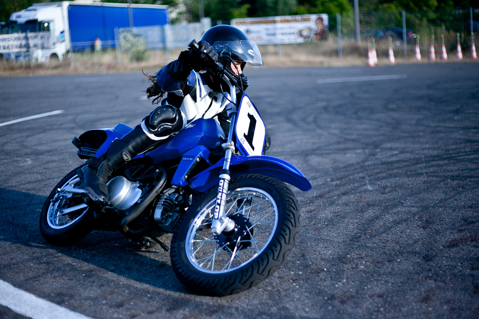 Kleine Bikerin