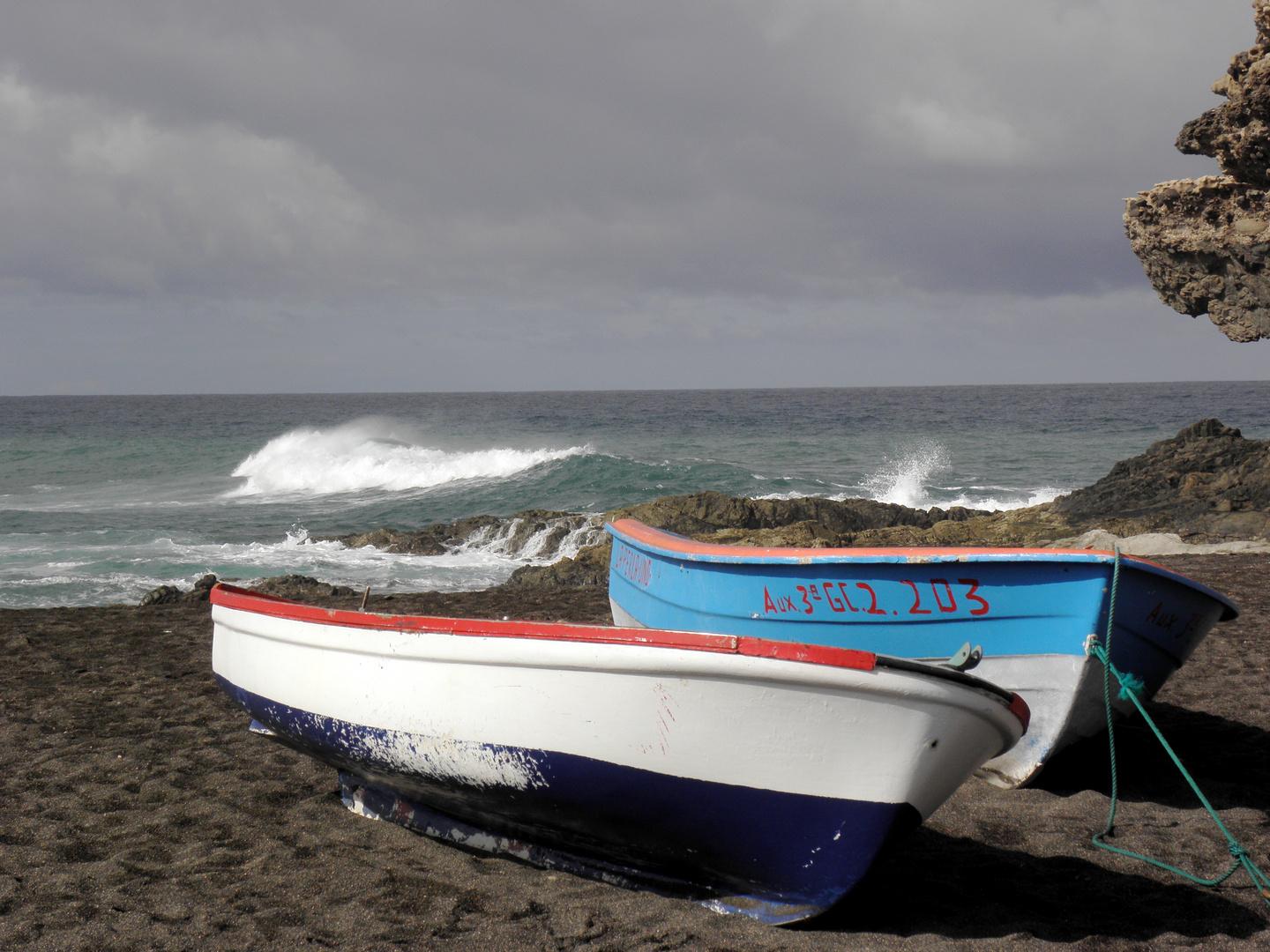 Kleine Boote und hohe Wellen in Ajuy /Fuerteventura