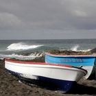 Kleine Boote und hohe Wellen in Ajuy /Fuerteventura