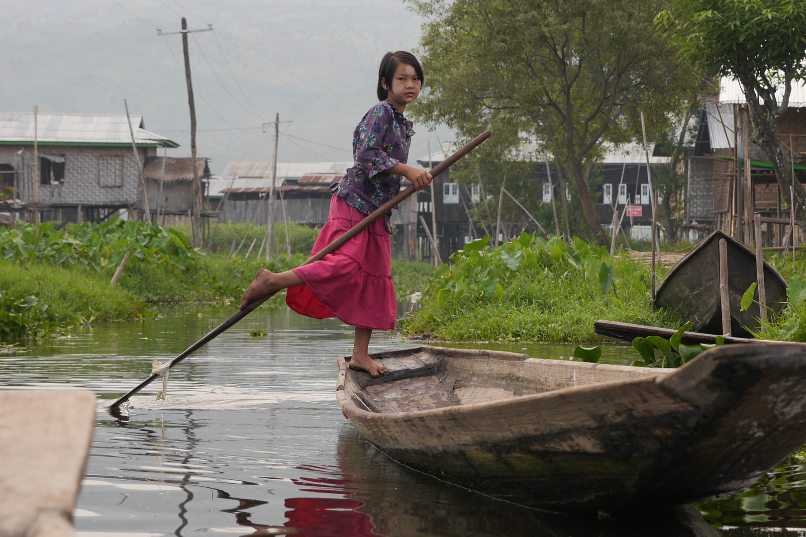 Kleine Bootsführerin am Inle Lake