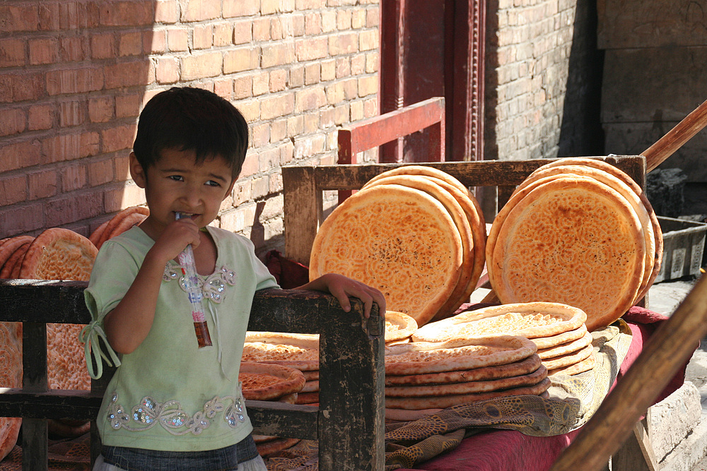 Kleine Brotverkäuferin in Kashgar