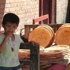 Kleine Brotverkäuferin in Kashgar
