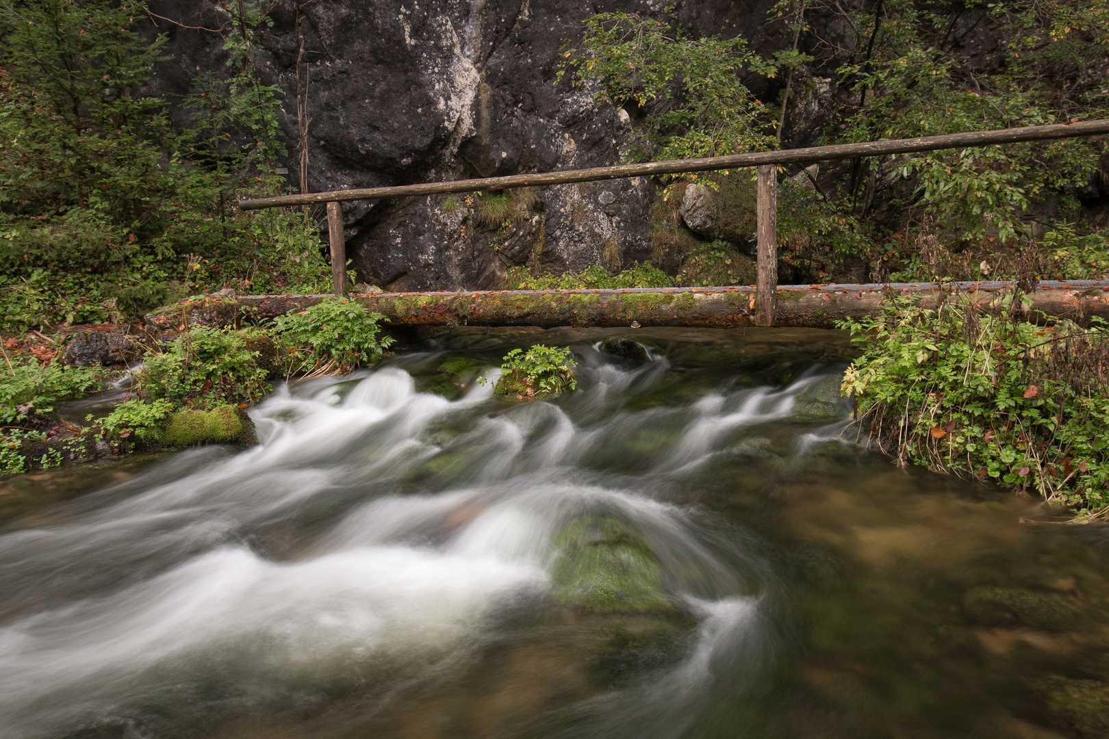 kleine Brücke abseits des Weges