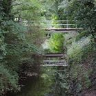 Kleine Brücke im Grünen