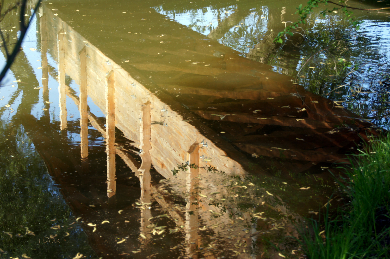 kleine brücke im spiegel