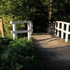 Kleine Brücke mit Fahrradfahrer