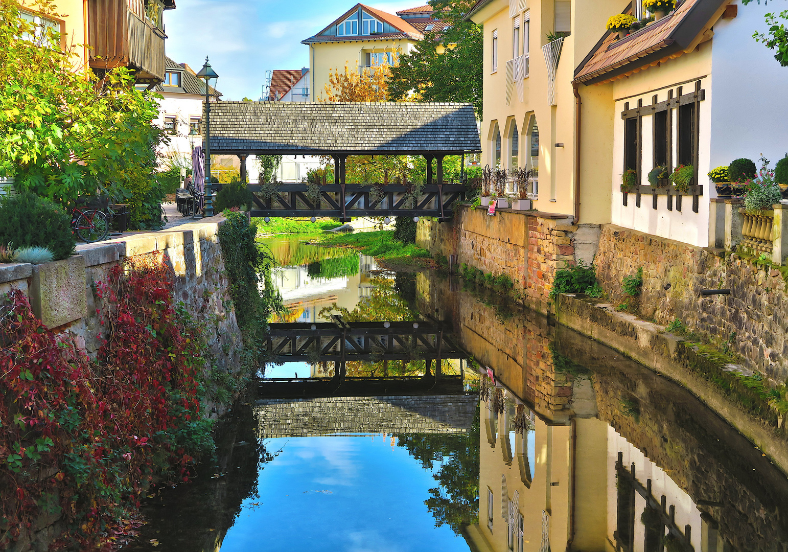 Kleine Brücke über dem Bach - mit Spiegelung