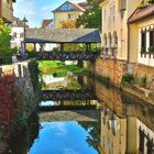 Kleine Brücke über dem Bach - mit Spiegelung