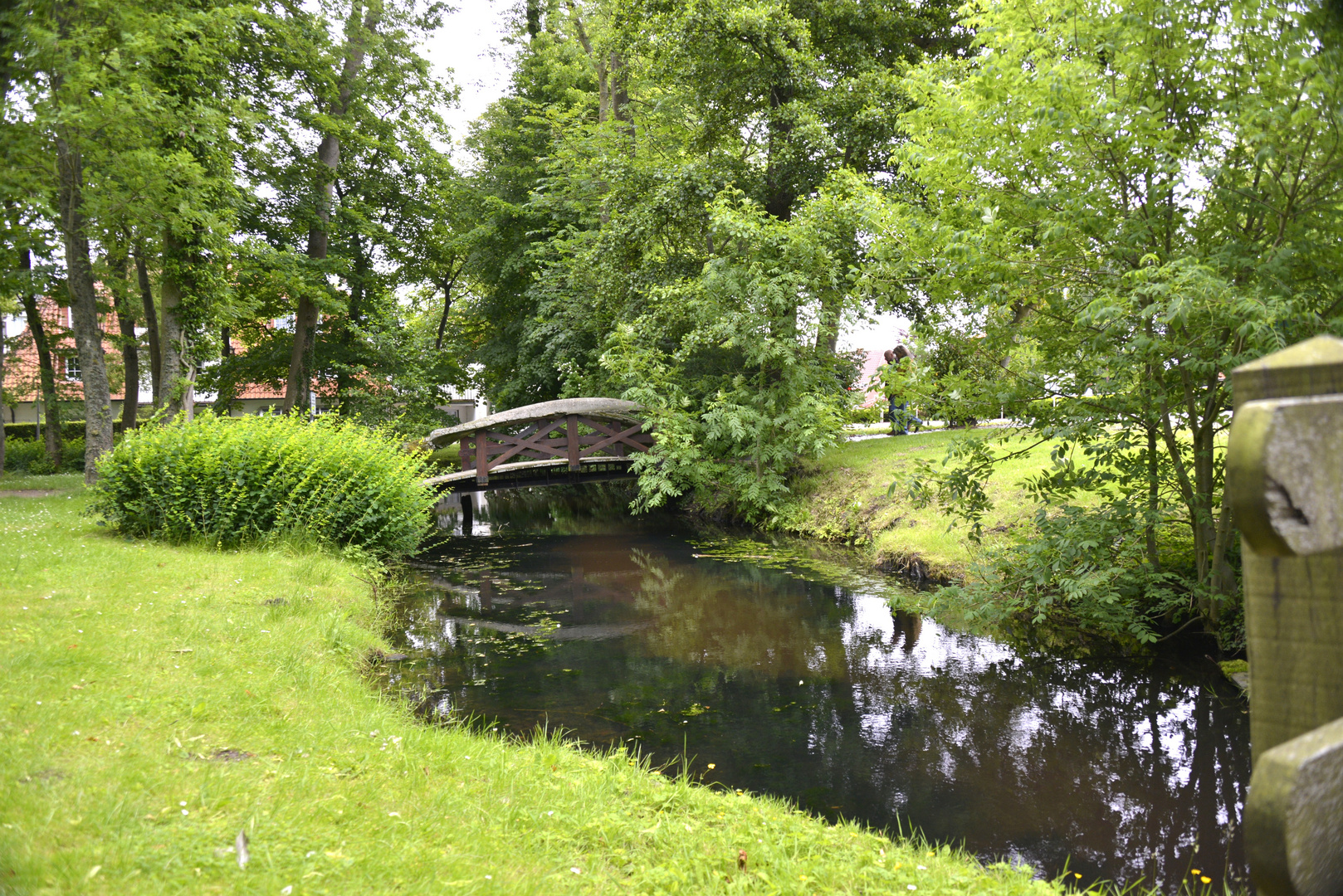 kleine Brücke über einem Bach