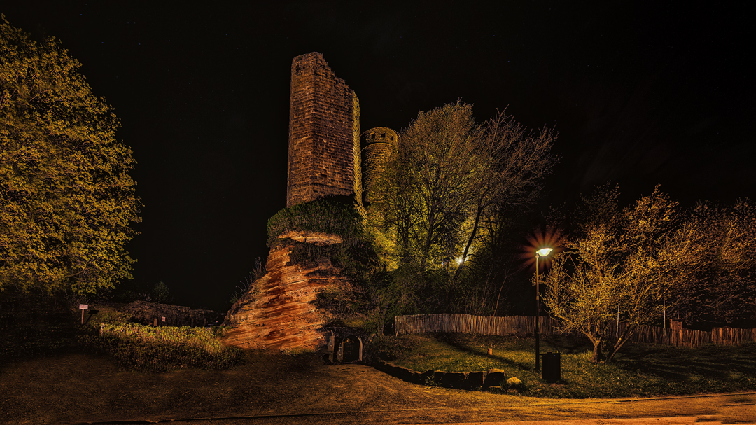 kleine Burgruine im Abendlich