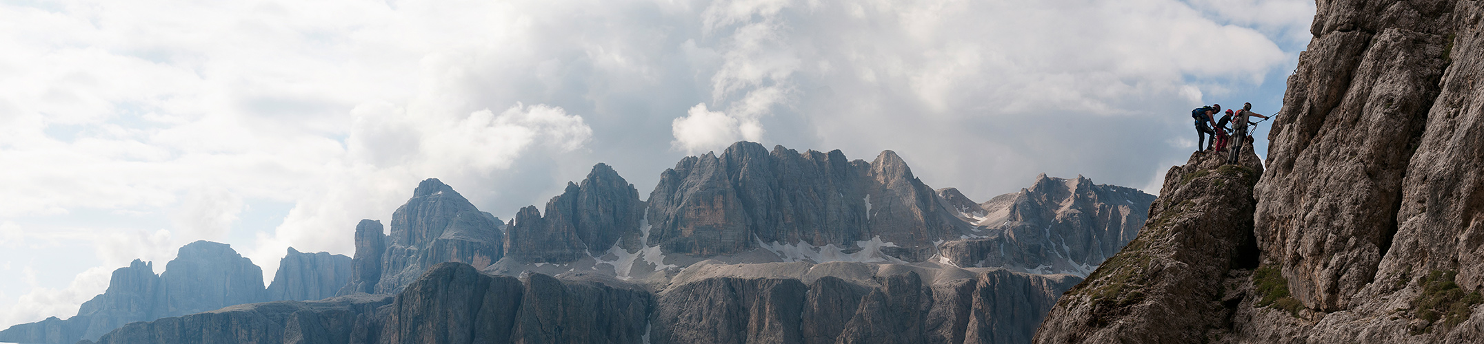 ... Kleine Cirspitze - im Hintergrund der Sellastock - Südtirol ...