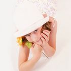 Kleine Dame in Sommerkleid mit Strohhut