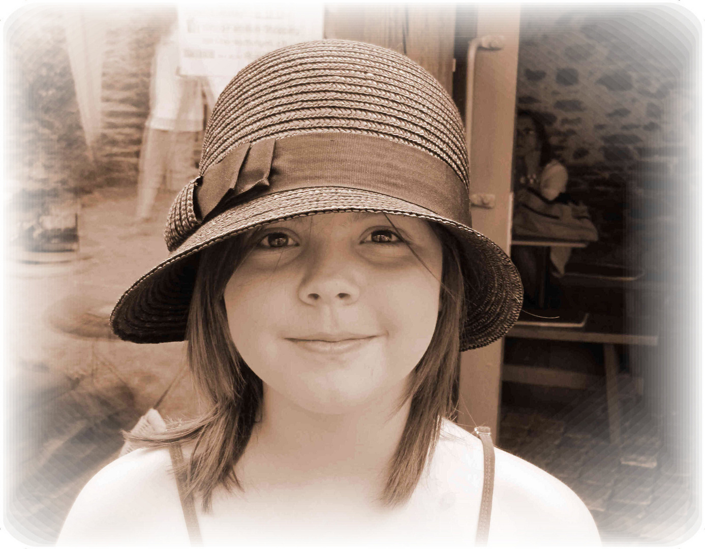 Kleine Dame mit Hut