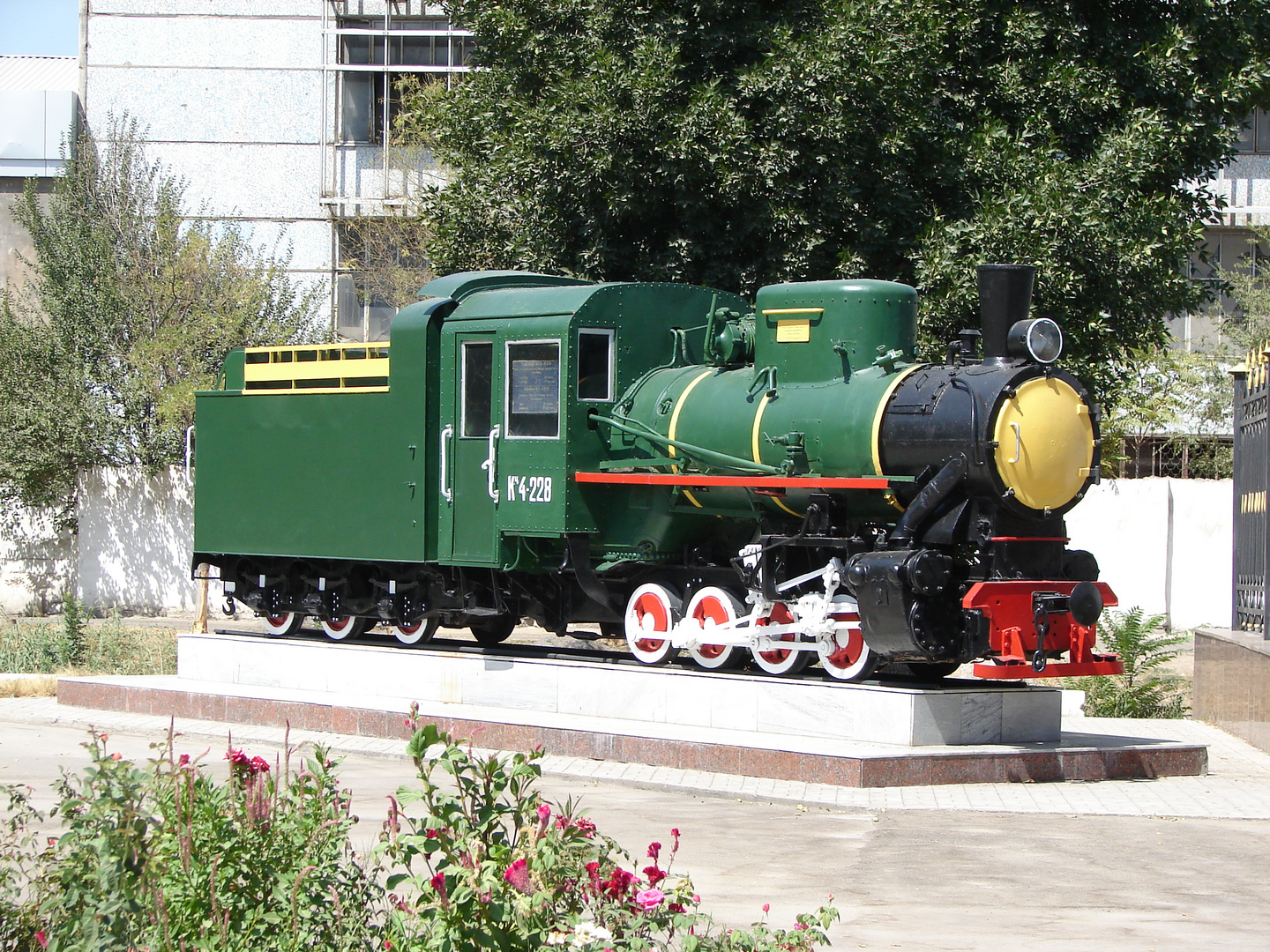 kleine Dampflok am Eingang Taschkent Museum