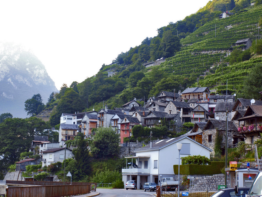 Kleine Dorf im Versazca Tal