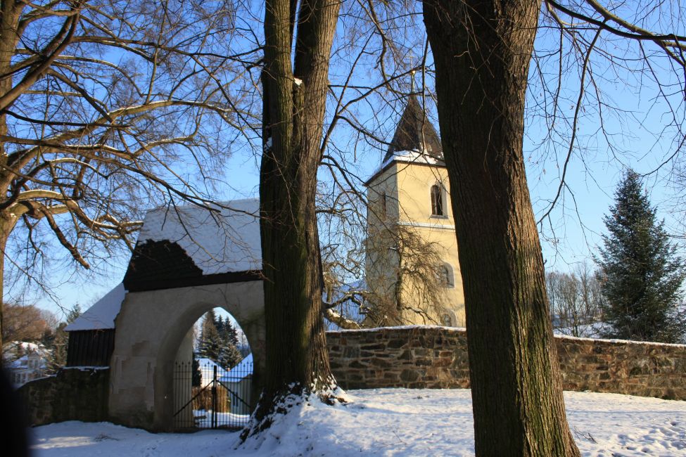 Kleine Dorfkirche im Winter