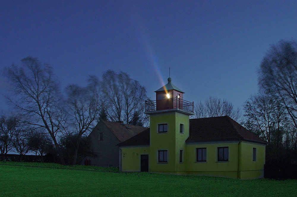 Kleine Dorfkirche mit Licht