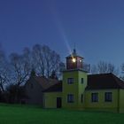 Kleine Dorfkirche mit Licht