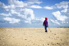 Kleine Entdeckerin am Strand...