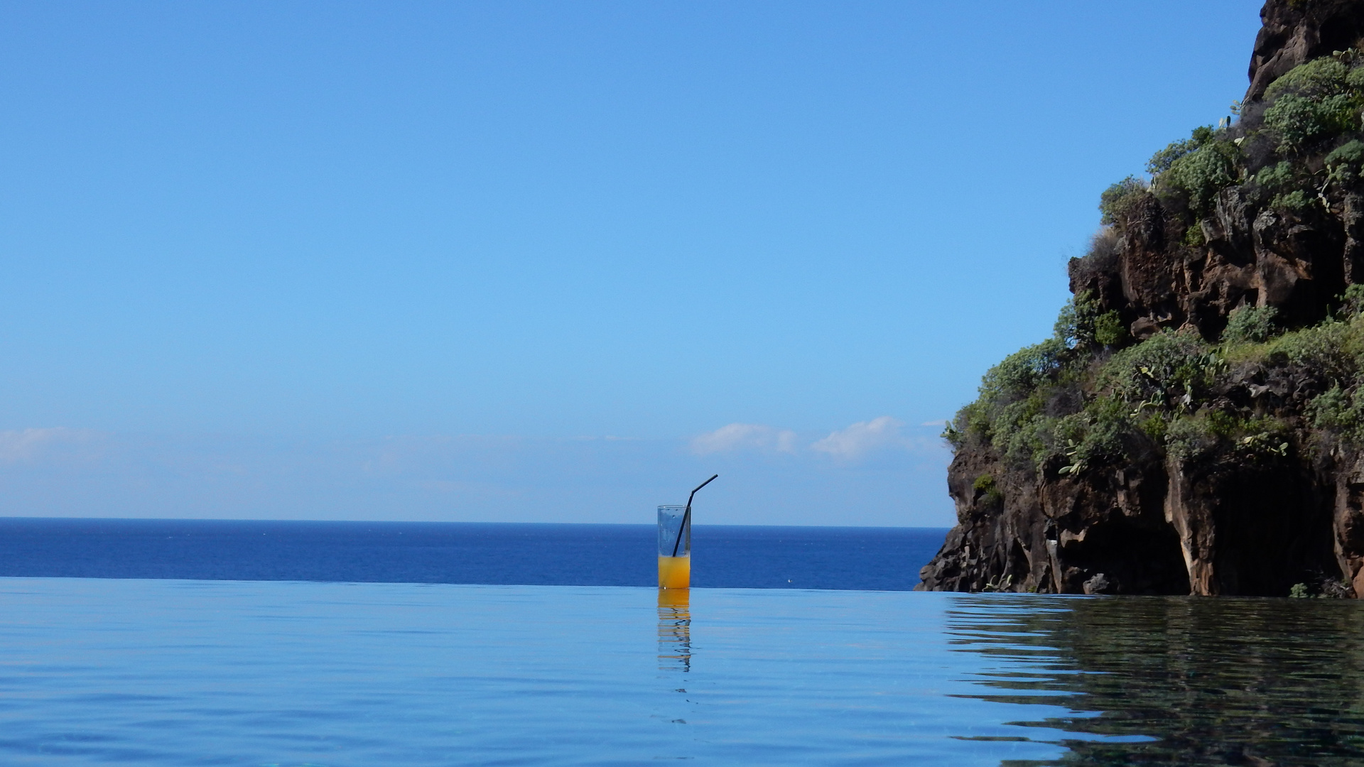 Kleine Erfrischung im Infinity Pool auf Madeira (PT)