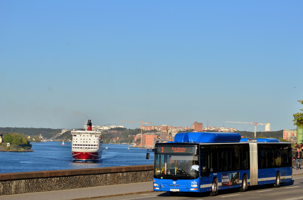 Kleine Fähre trifft großen blauen Bus.