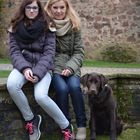 Kleine Familie mit Hund