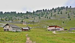 Kleine Fanes Alm und Lavarella Hütte auf 2050 m