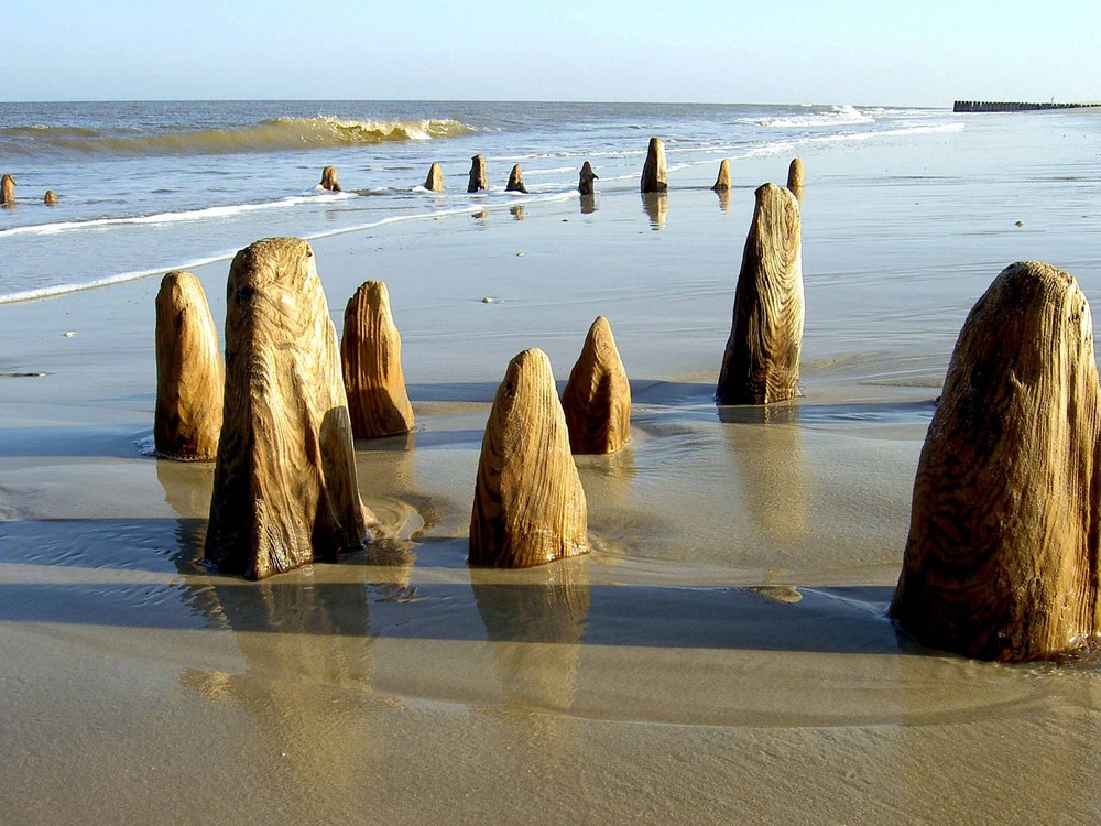 kleine Felsen in der kleinen Brandung (Sylt)