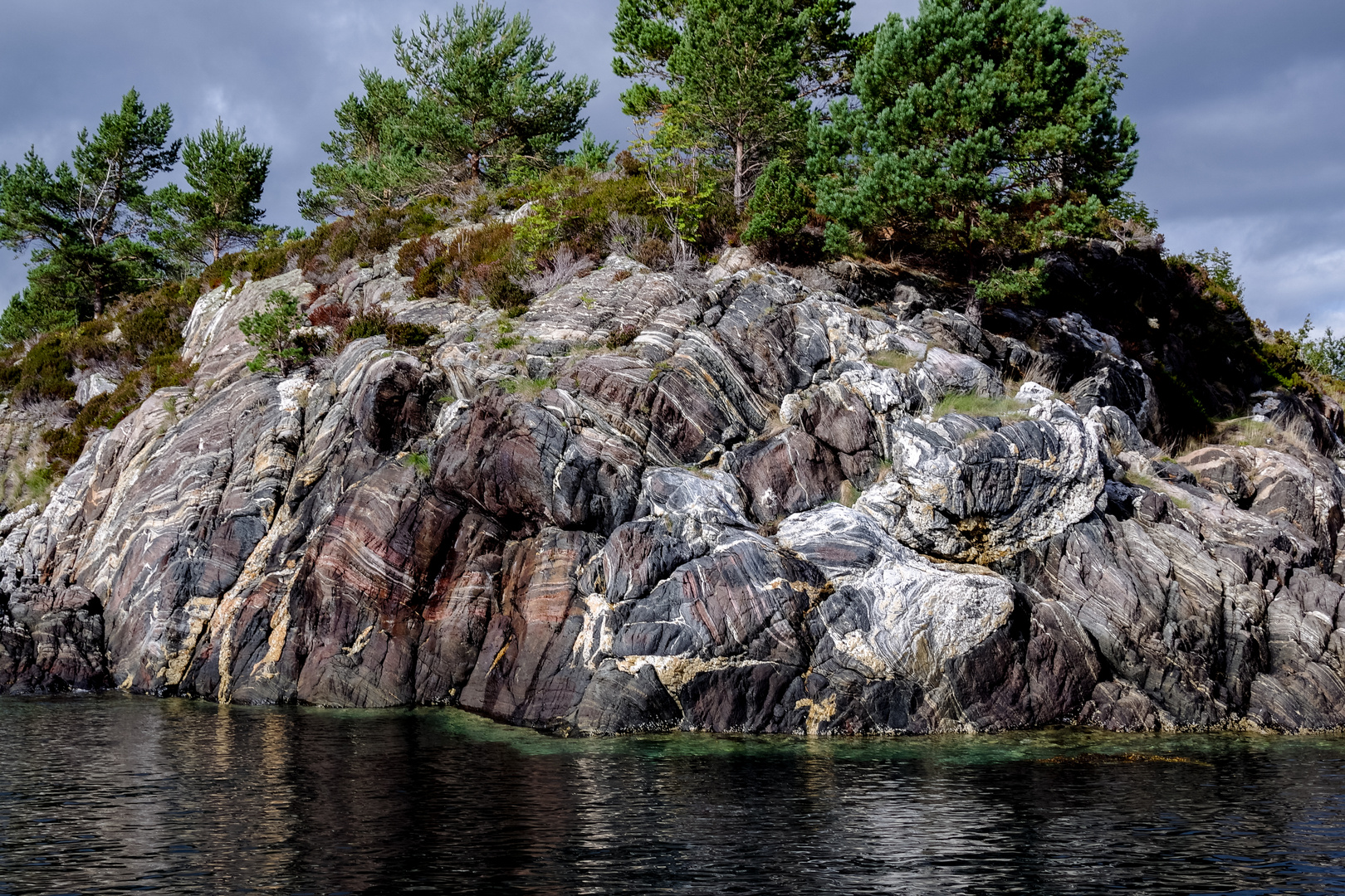 kleine Felseninsel im Fjord