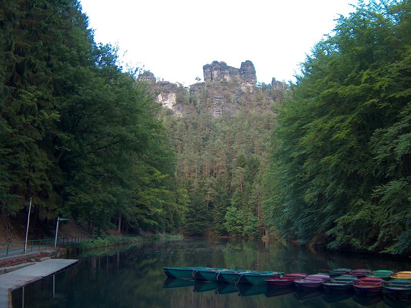 Kleine Felsenwelt - Blick über den Amselsee auf die Lokomotive