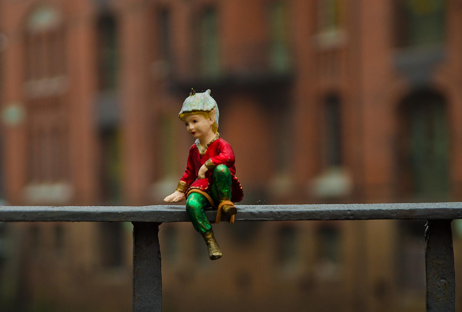 Kleine Figur auf dem Geländer in der Speicherstadt