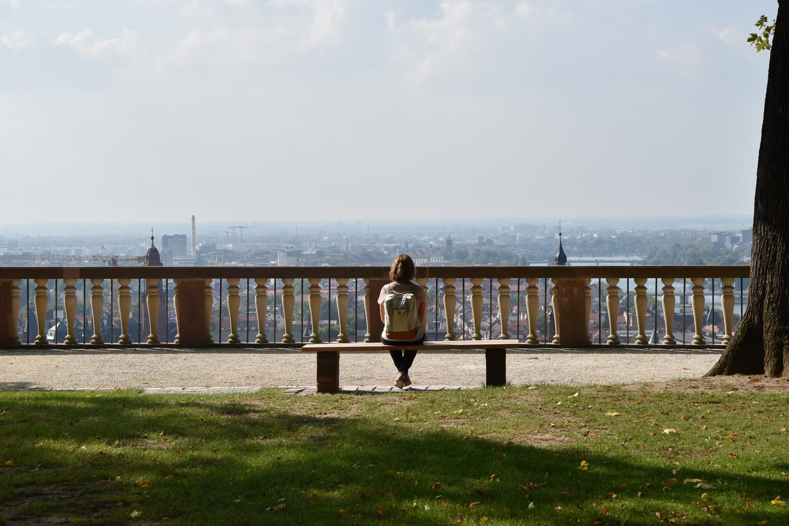 Kleine Frau, großer Blick