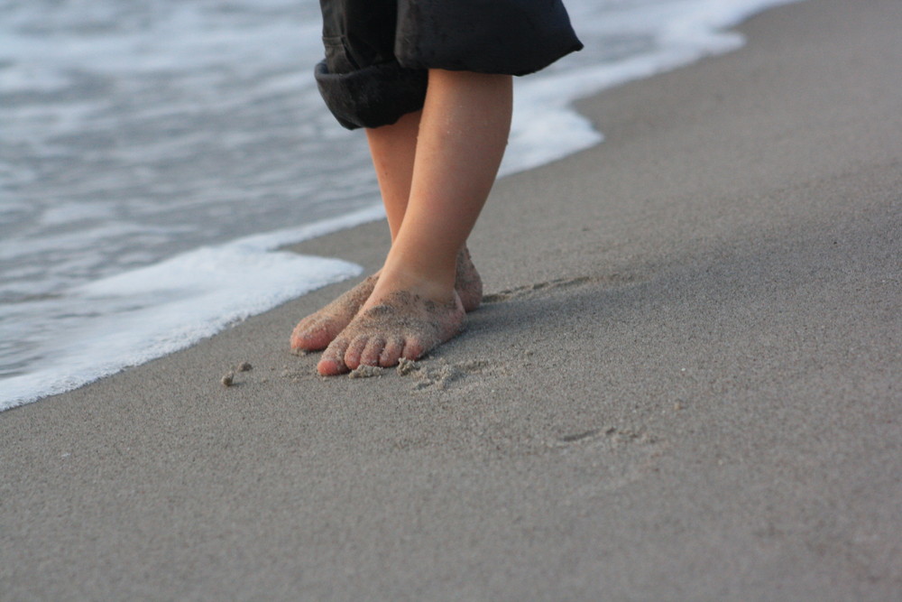 *kleine Füsse im Ostsee Sand*