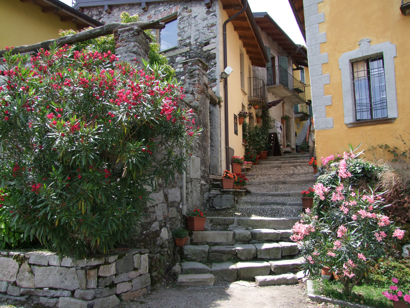 Kleine Gasse auf der Isola Pescatori (Lago Maggiore)