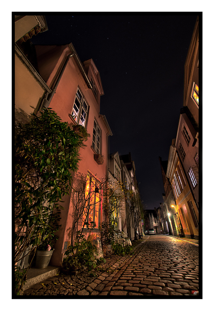 kleine Gasse in der Nacht