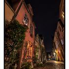 kleine Gasse in der Nacht