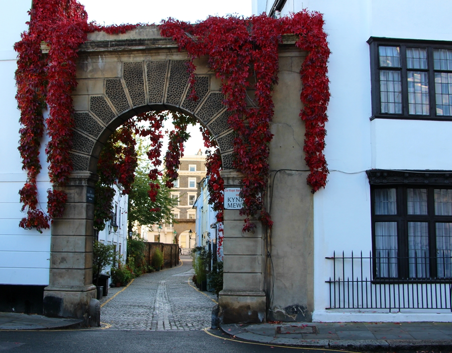 Kleine Gasse in großer City