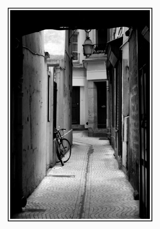 Kleine Gasse in Paris - In fondo al vicolo a sinistra.....