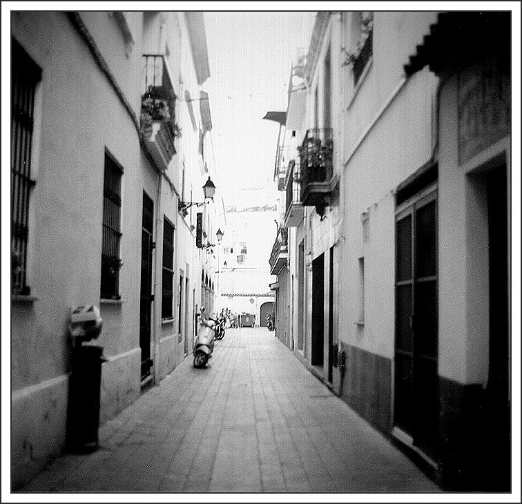 ...kleine Gasse in Tossa de Mar