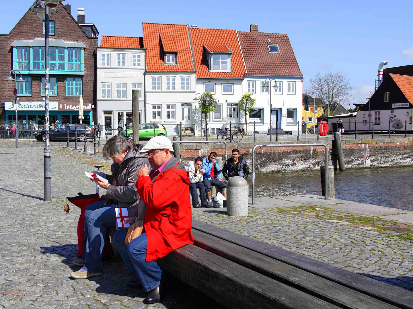 Kleine Geschenke Foto Bild Streetfotografie Mit Menschen Street Und People Menschen Bilder Auf Fotocommunity