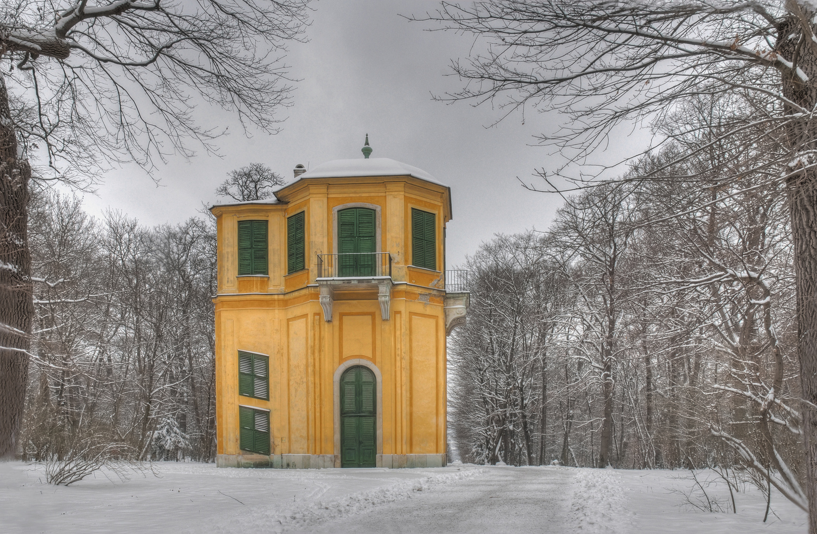 Kleine Gloriette im Winter