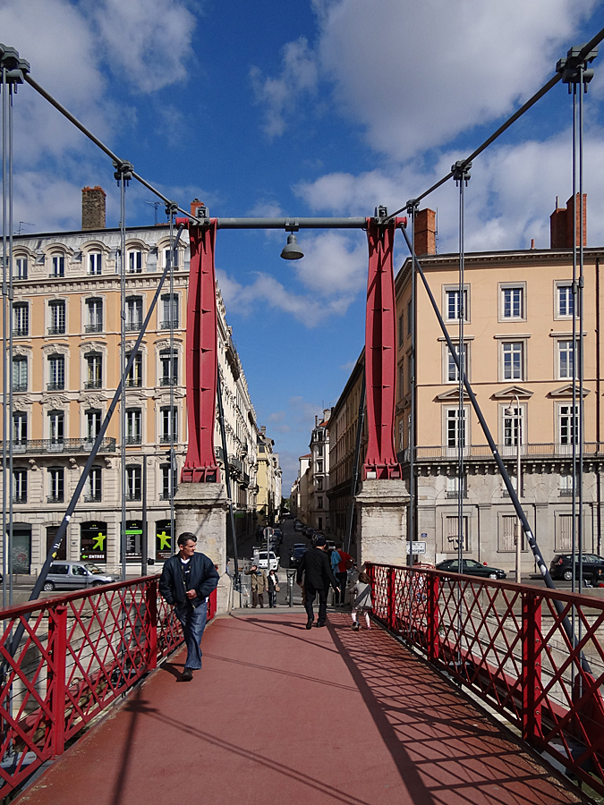 kleine grüne Männchen an der Saônebrücke